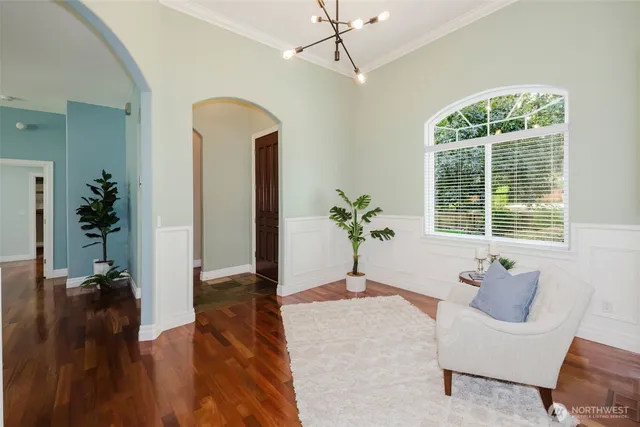 a view of an entryway with a livingroom