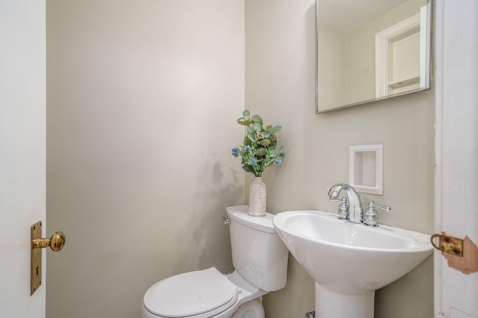322 Acton Road Columbus, OH 43214 - Photo 20 of 58 Half-Bath Entry Level