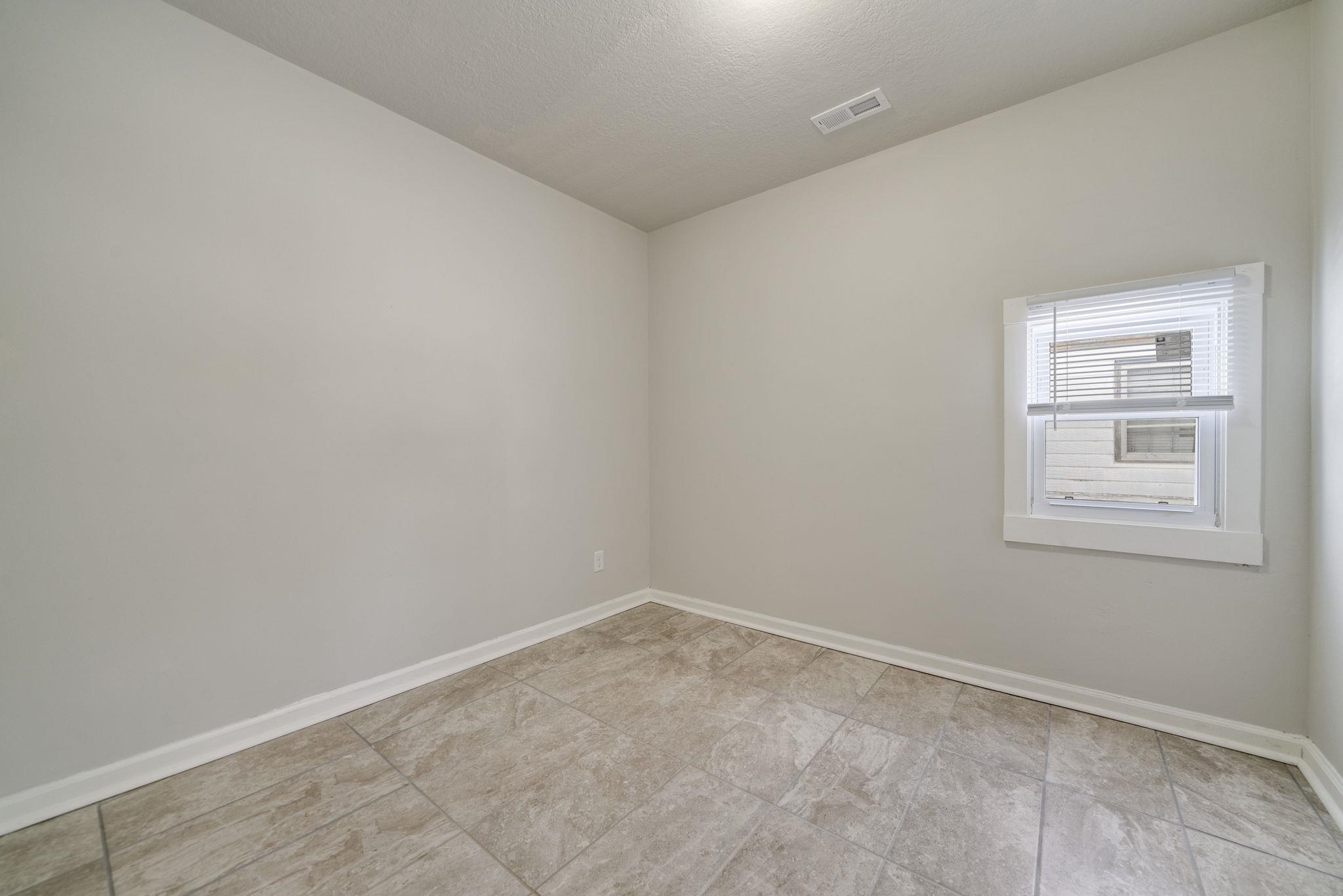 1104 South 4th Street Oregon, IL 61061 - Photo 17 of 36 an empty room with windows