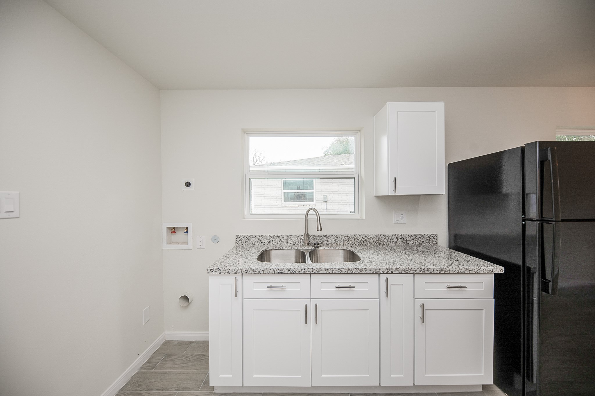 5040 Mallow Street, Unit B Houston, TX 77033 - Photo 4 of 19 Washer/Dryer connections