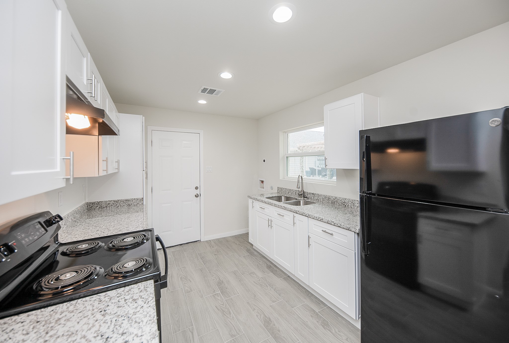 5040 Mallow Street, Unit B Houston, TX 77033 - Photo 5 of 19 Refrigerator included