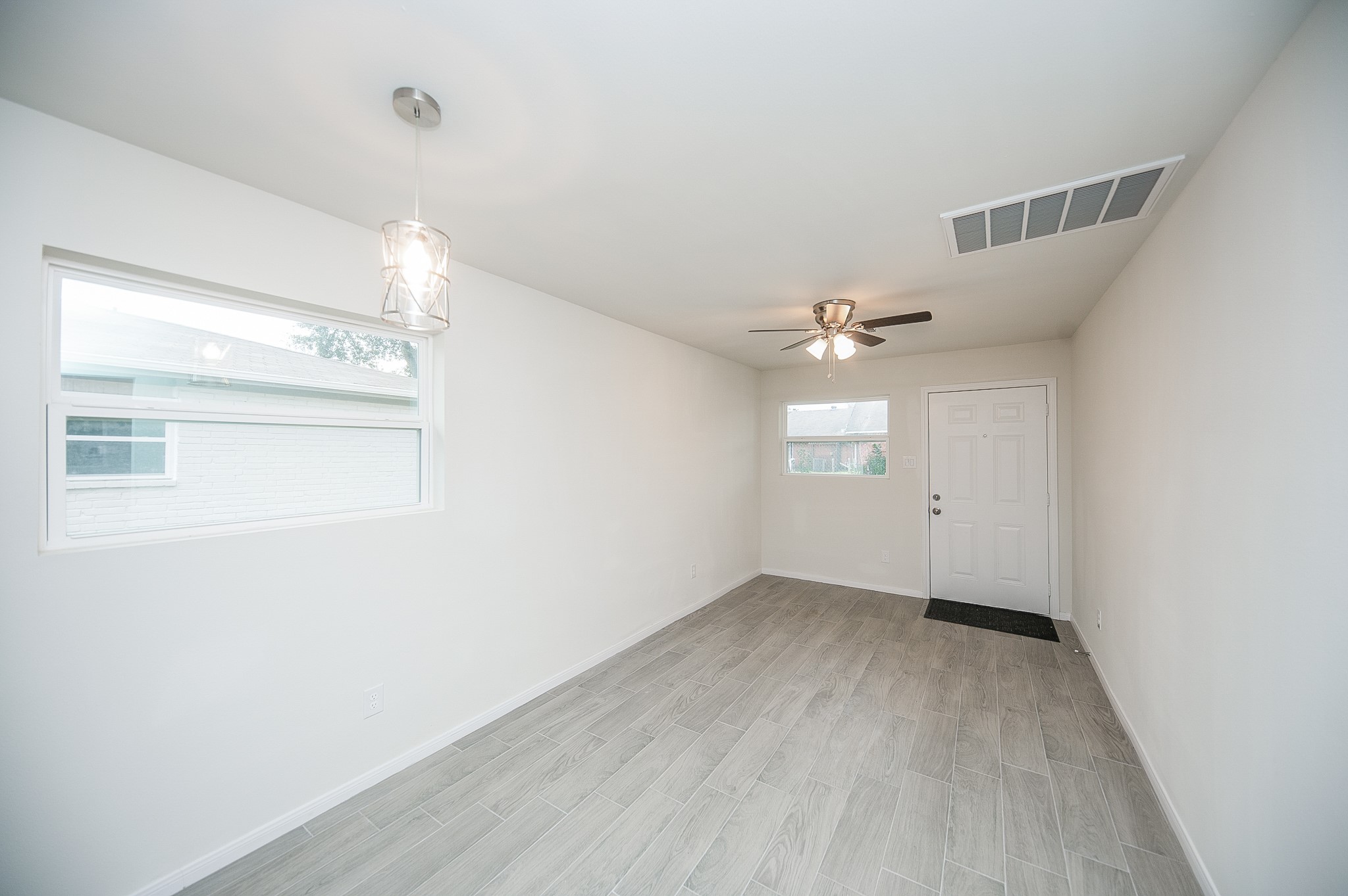 5040 Mallow Street, Unit B Houston, TX 77033 - Photo 8 of 19 Living/Dining area