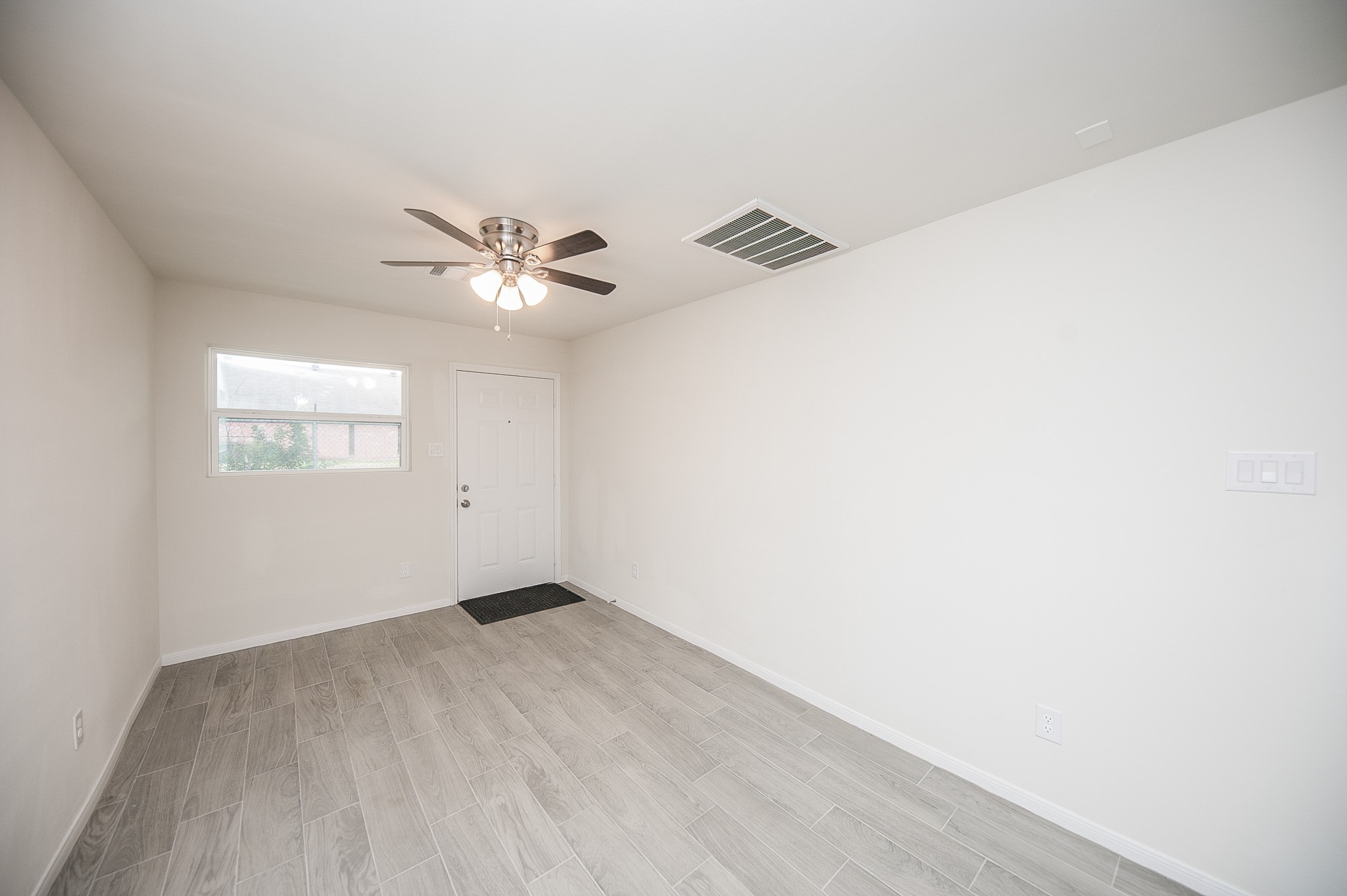 5040 Mallow Street, Unit B Houston, TX 77033 - Photo 9 of 19 Living/Dining area