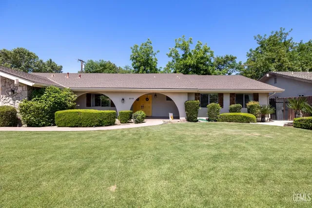a view of a livingroom with furniture and hardwood floor