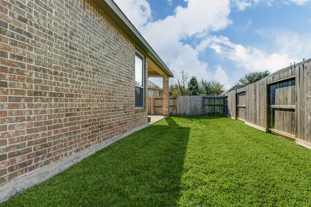 a view of a house with backyard