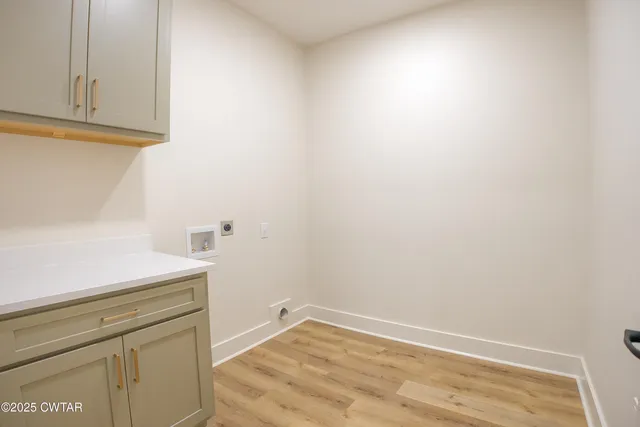 a view of empty room with ceiling fan