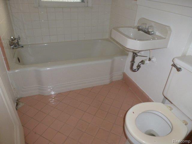 18635 Moross Road Detroit, MI 48224 - Photo 7 of 16 261-896039 Bathroom.JPG