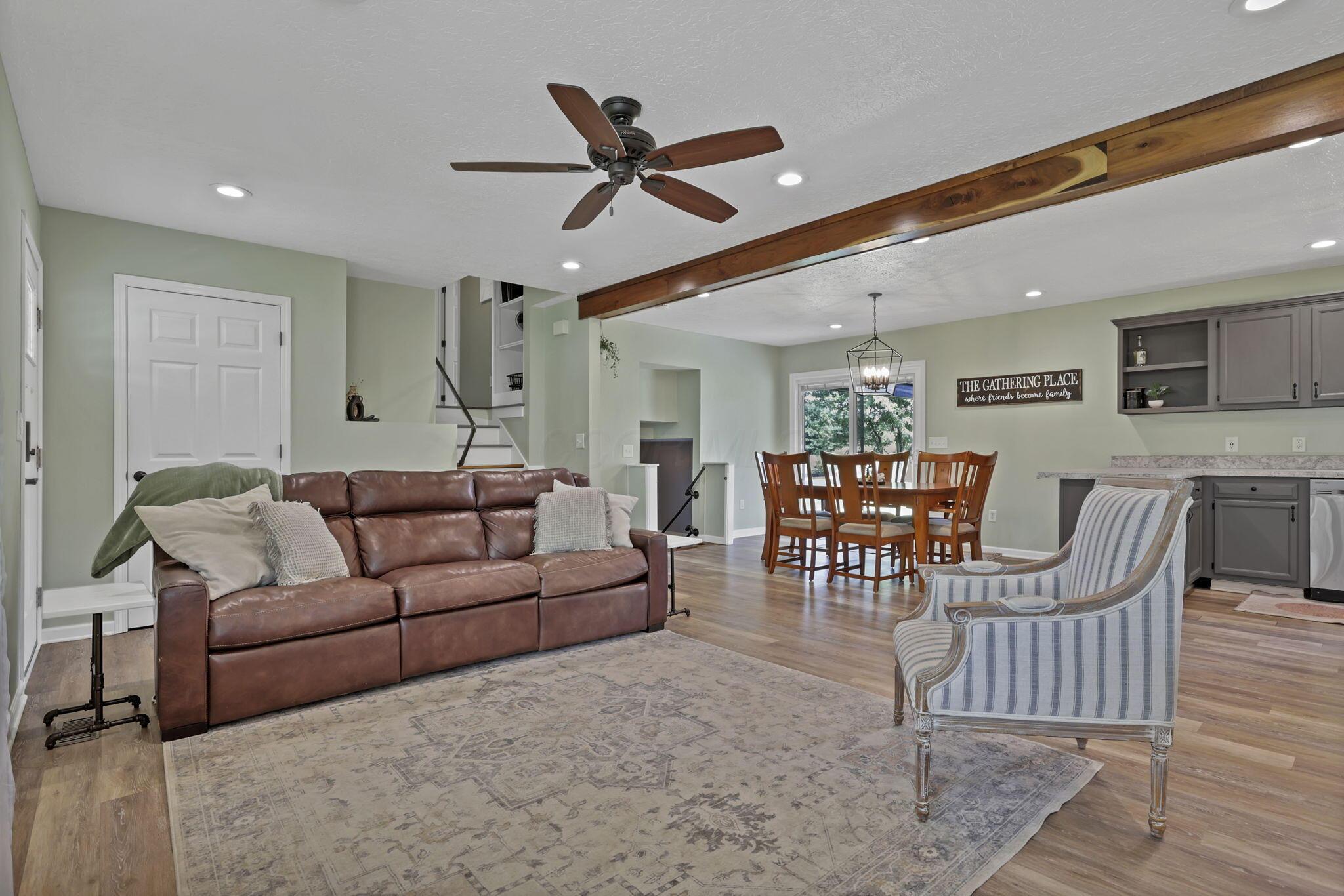 5826 Blacks Road Southwest Pataskala, OH 43062 - Photo 9 of 49 Living Room