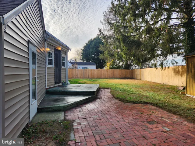 a view of back yard of the house