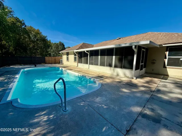a view of a house with backyard