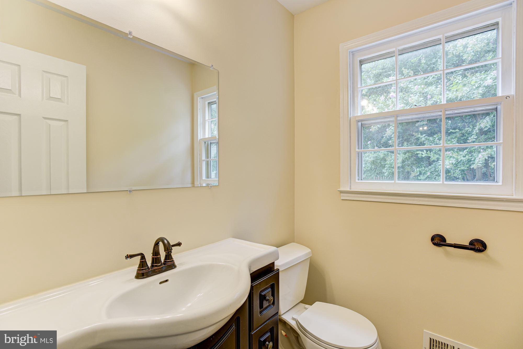 13001 North Point Lane Laurel, MD 20708 - Photo 15 of 39 Powder Room
