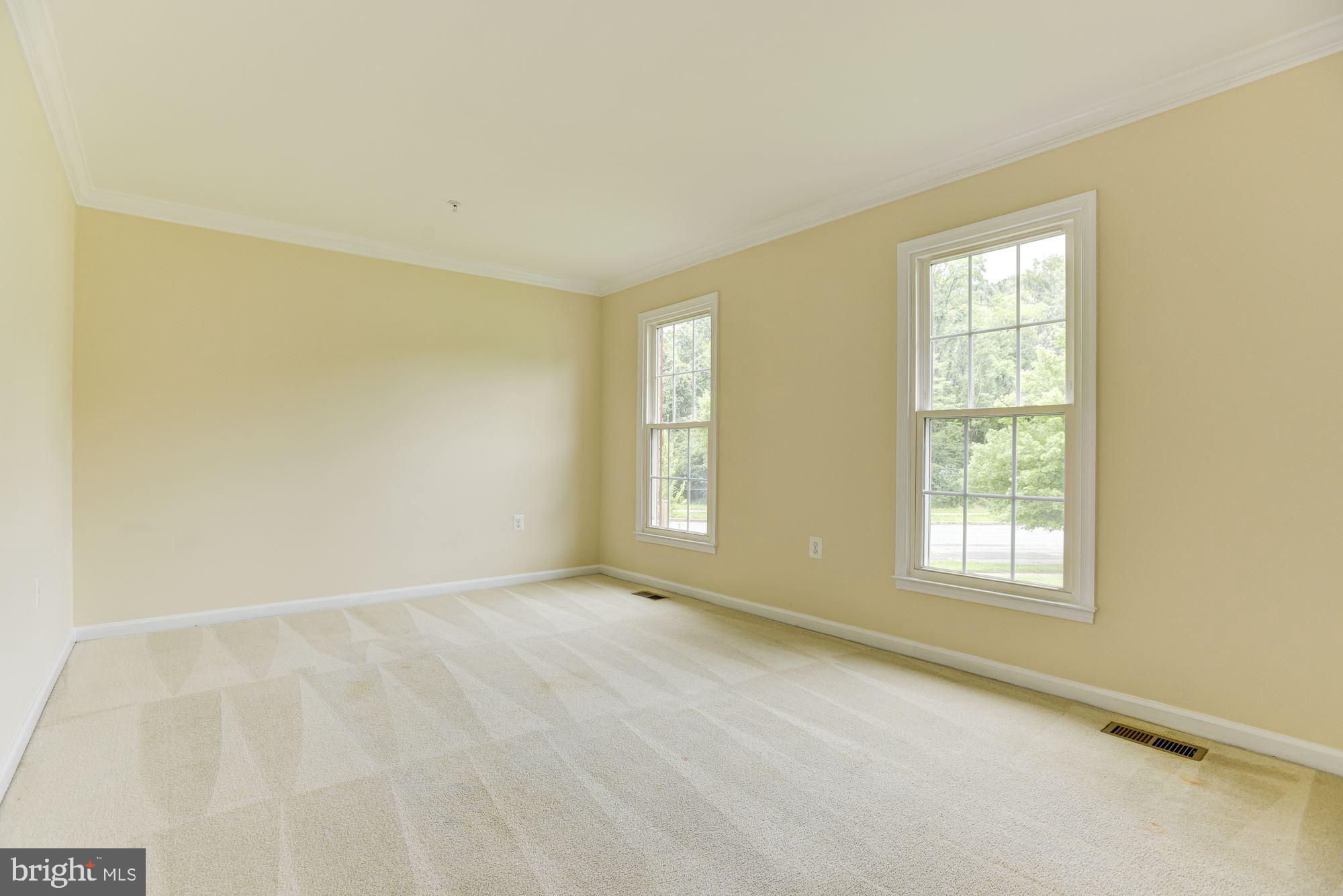 13001 North Point Lane Laurel, MD 20708 - Photo 3 of 39 Living Room