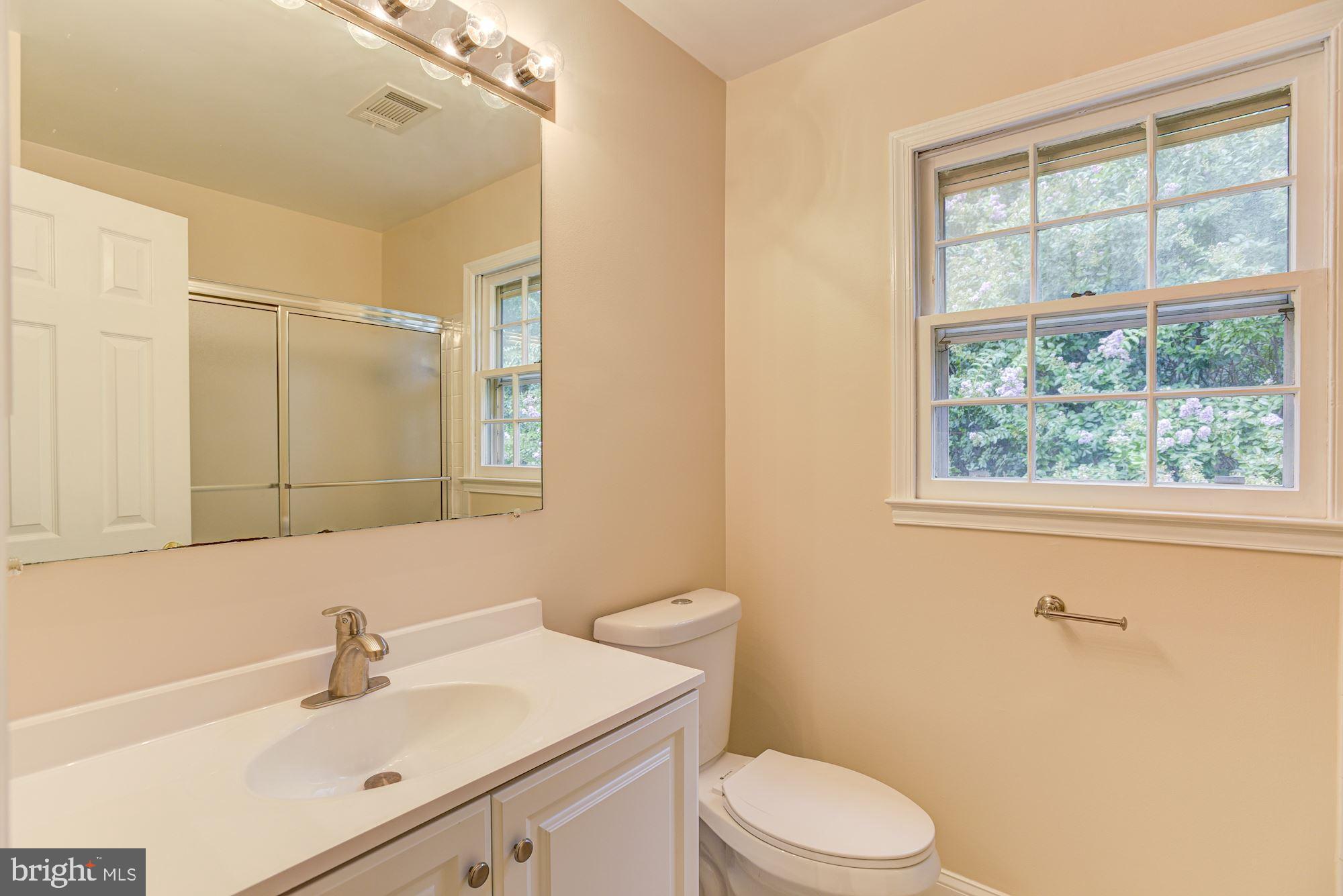 13001 North Point Lane Laurel, MD 20708 - Photo 28 of 39 Bath