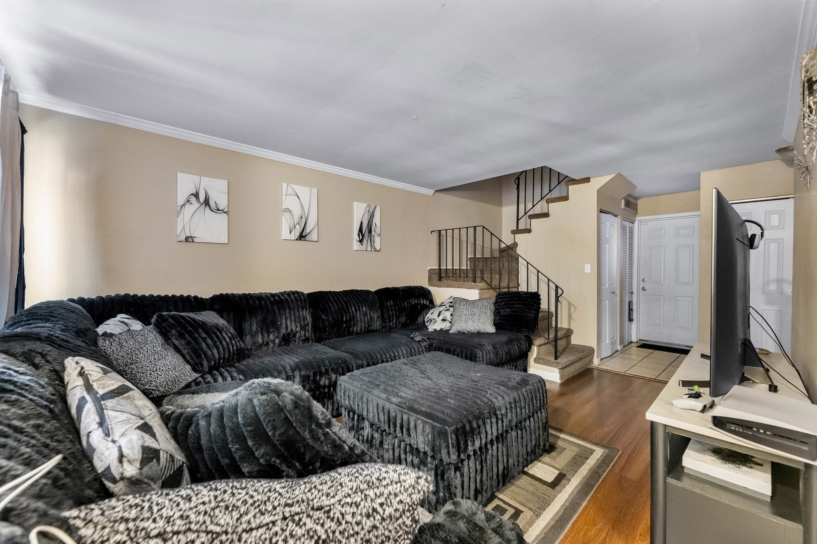 2295 Windsor Lane Country Club Hills, IL 60478 - Photo 2 of 12 a living room with furniture
