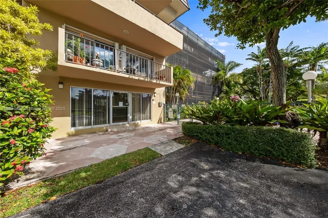 $1,950 | 7900 Camino Creek, Unit 401, Miami, FL 33143