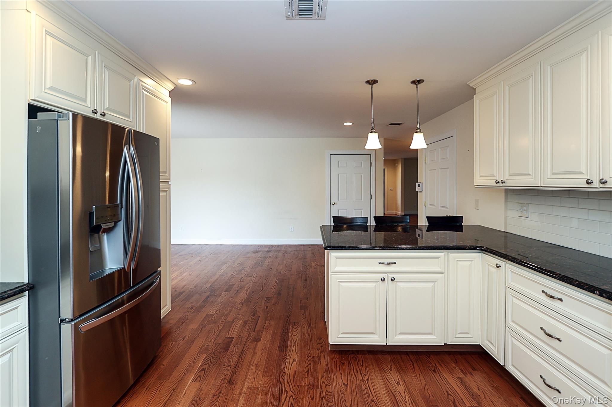 370 Rider Avenue Patchogue, NY 11772 - Photo 15 of 40