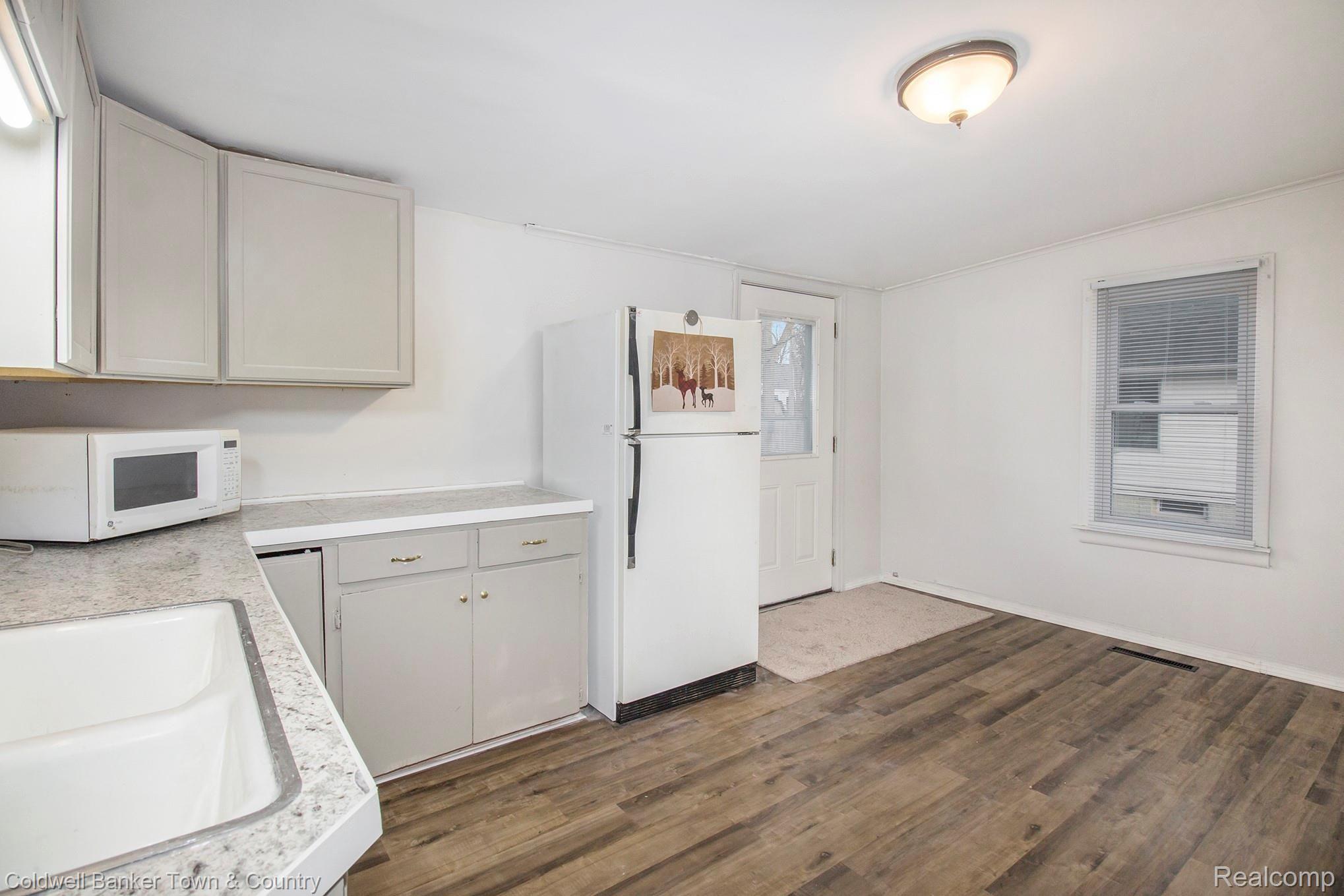 610 West Clinton Street Howell, MI 48843 - Photo 5 of 19 610 W Clinton Kitchen