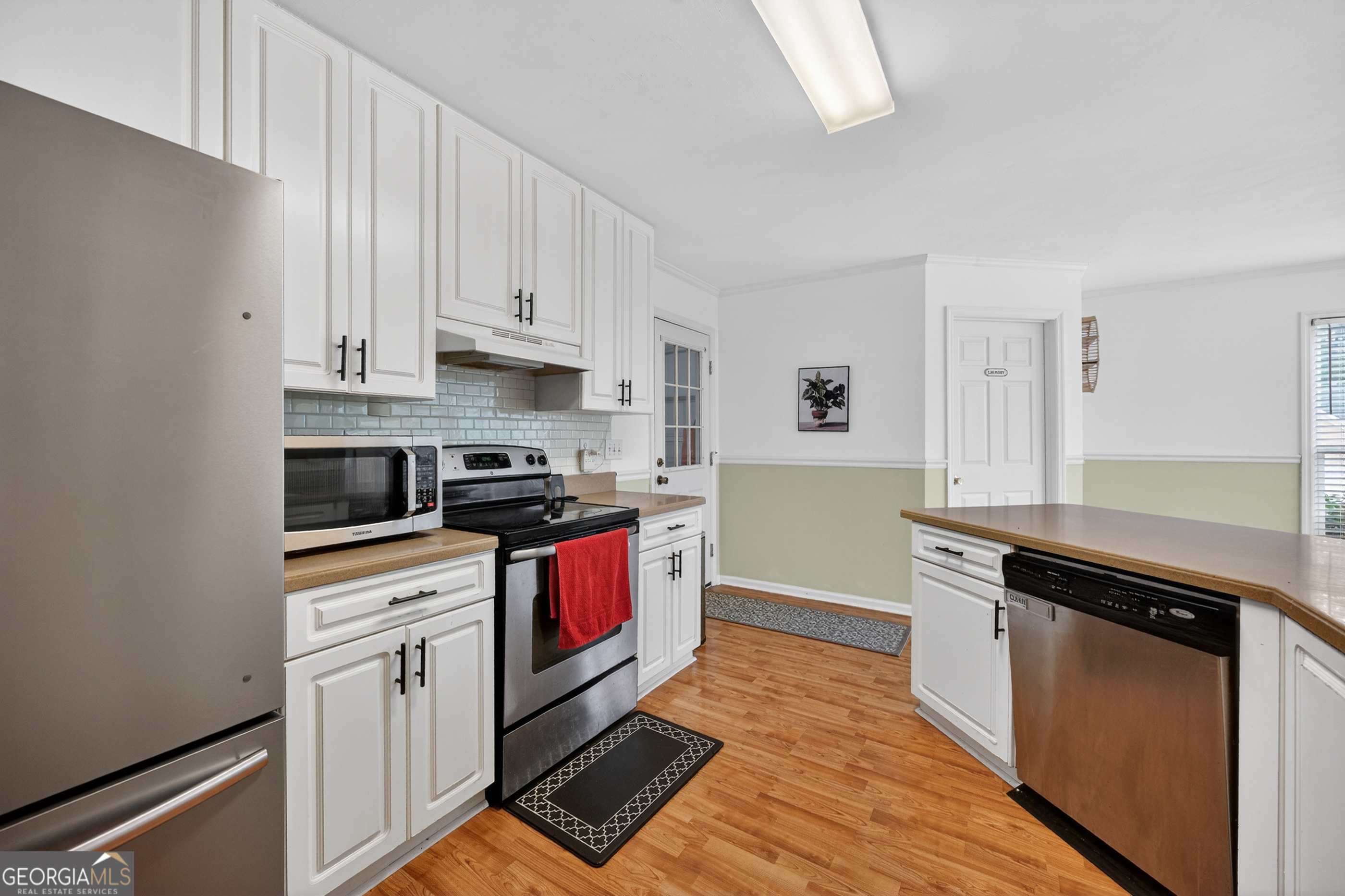 199 Springfield Boulevard Macon, GA 31210 - Photo 16 of 44 a kitchen with granite countertop a stove top oven and cabinets
