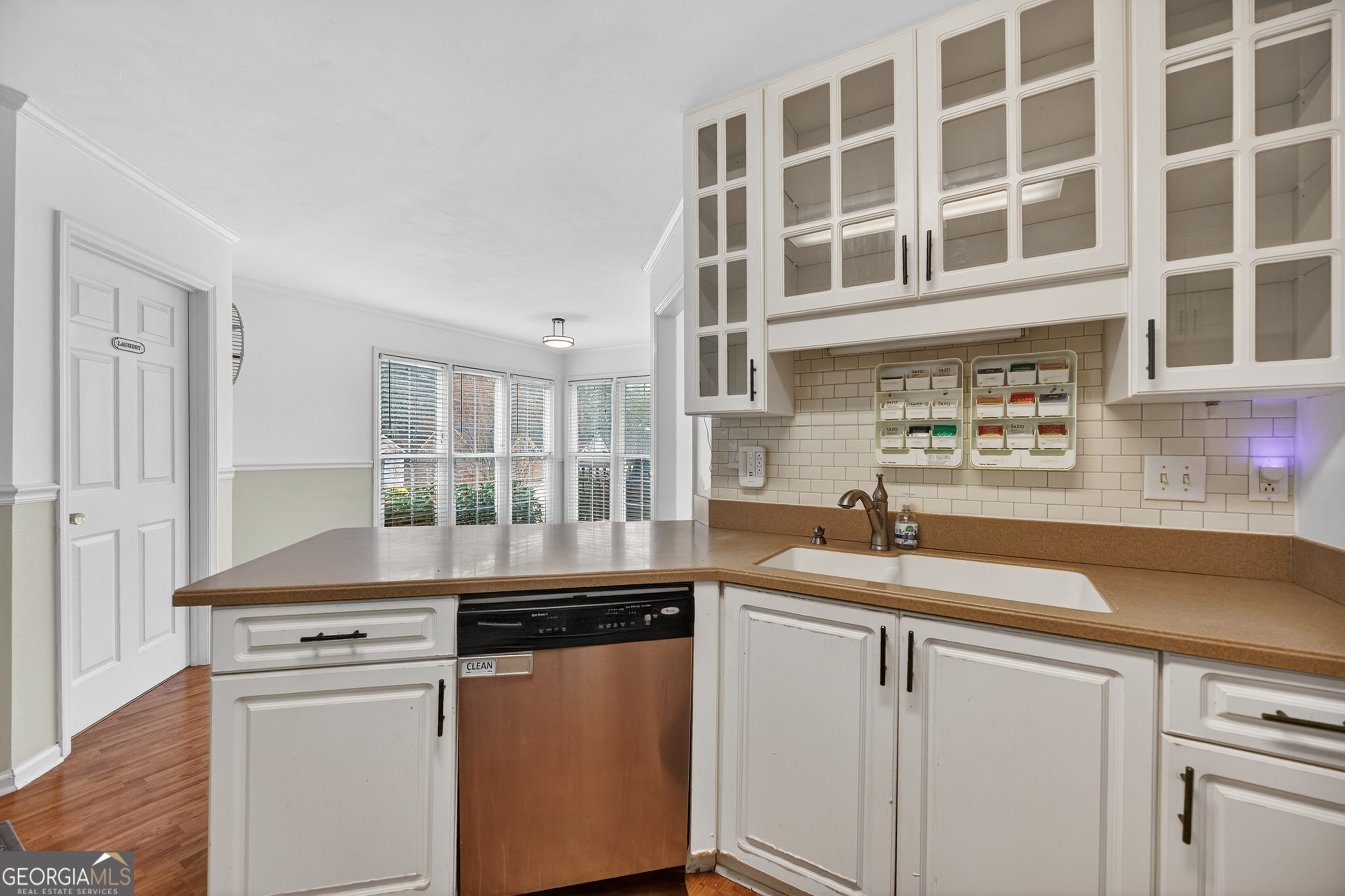 199 Springfield Boulevard Macon, GA 31210 - Photo 17 of 44 a kitchen with granite countertop a sink and a stove