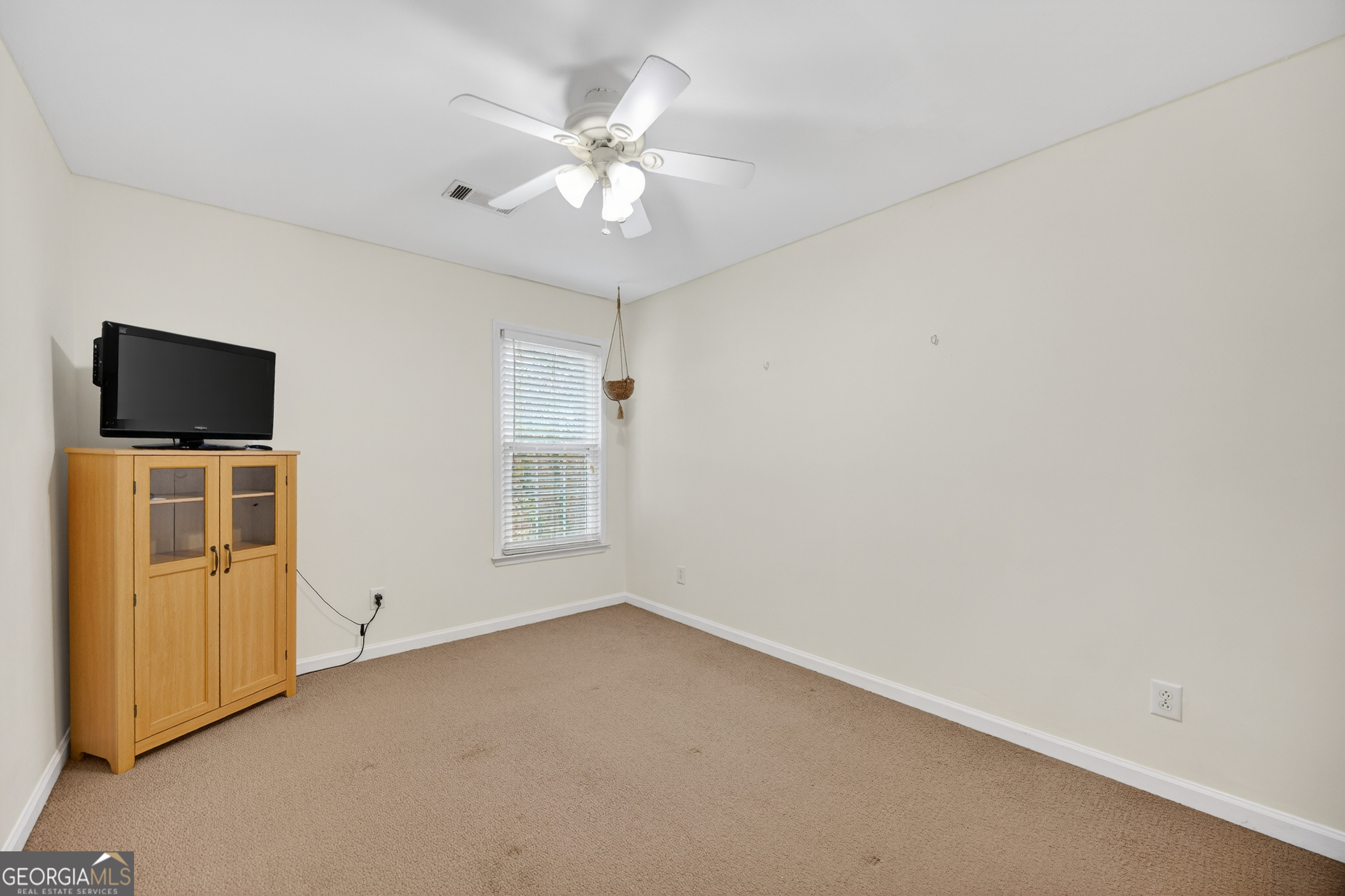 199 Springfield Boulevard Macon, GA 31210 - Photo 34 of 44 an empty room with chandelier fan
