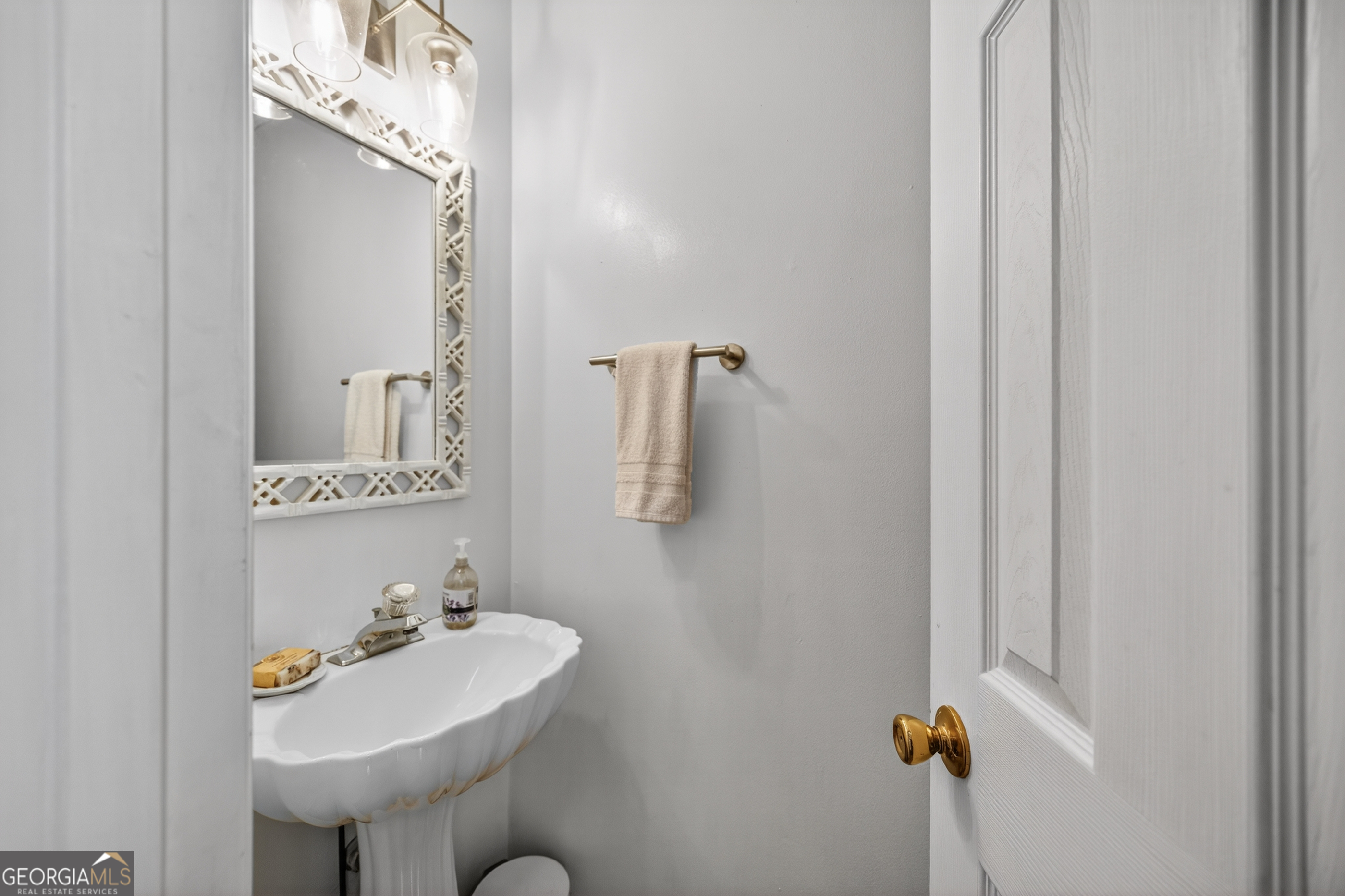 199 Springfield Boulevard Macon, GA 31210 - Photo 10 of 44 a bathroom with a sink and a mirror