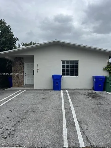 $2,300 | Riverside Farms, Miami, FL 33125