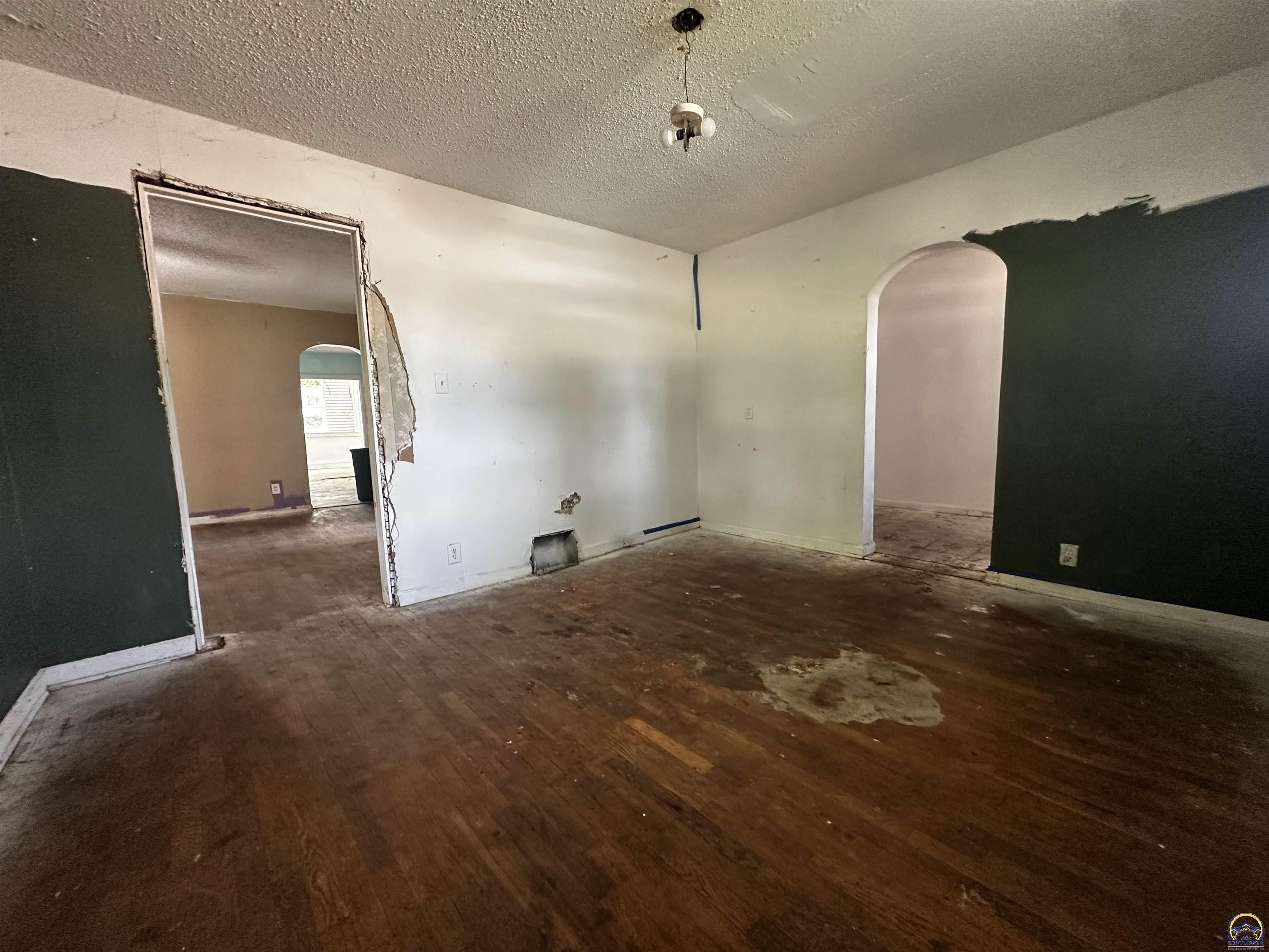 313 Southwest 13th Street Topeka, KS 66612 - Photo 11 of 23