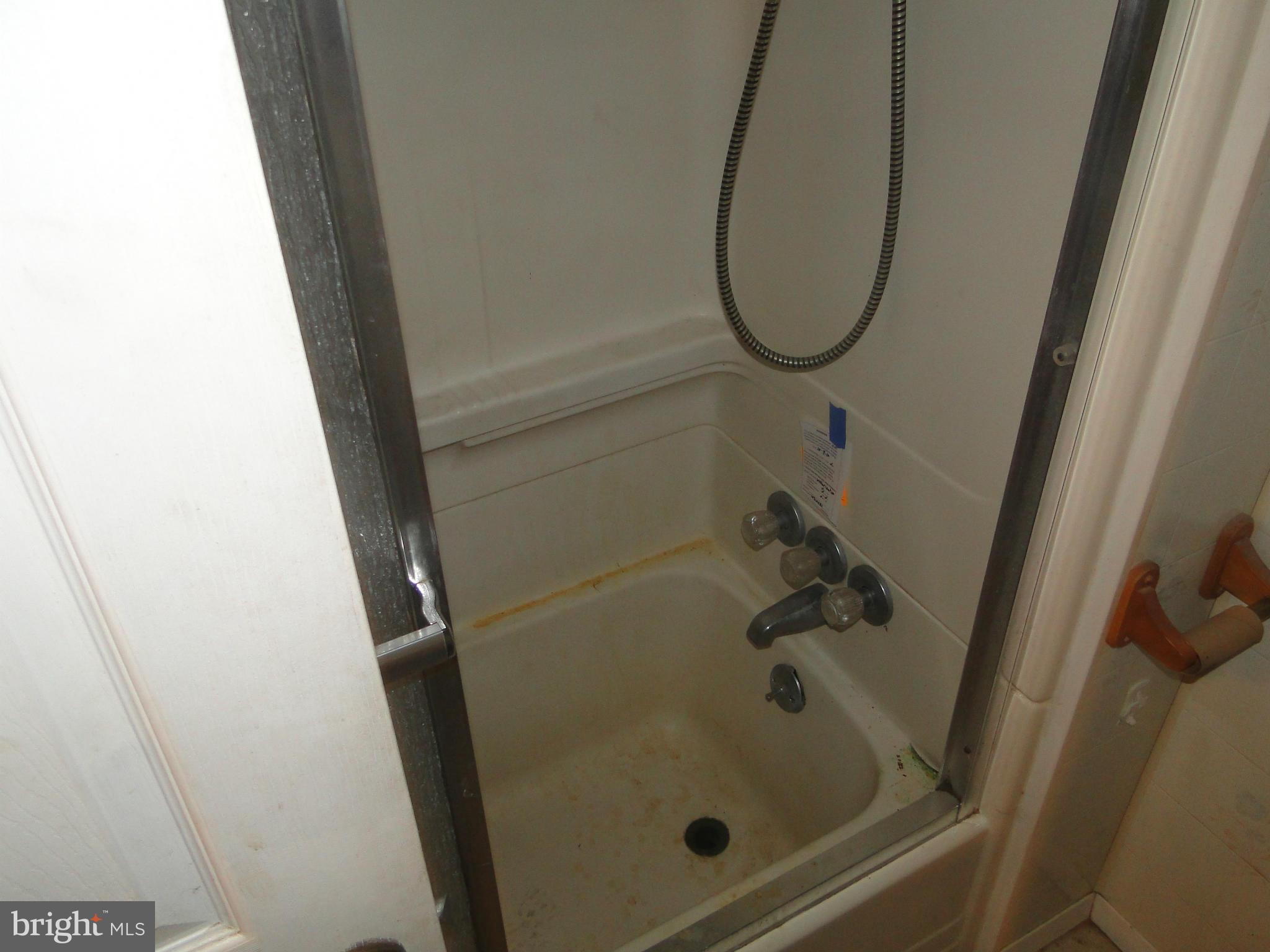 8191 Del Haven Road Baltimore, MD 21222 - Photo 16 of 23 Bath