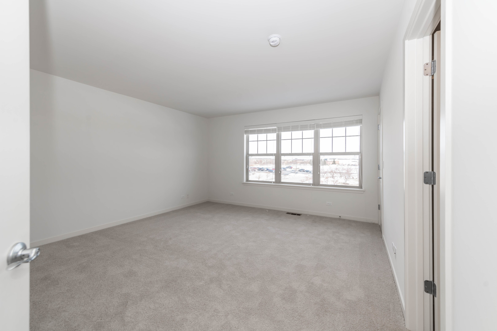 21599 West Field Court, Unit 21567 Deer Park, IL 60010 - Photo 6 of 14 an empty room with a window