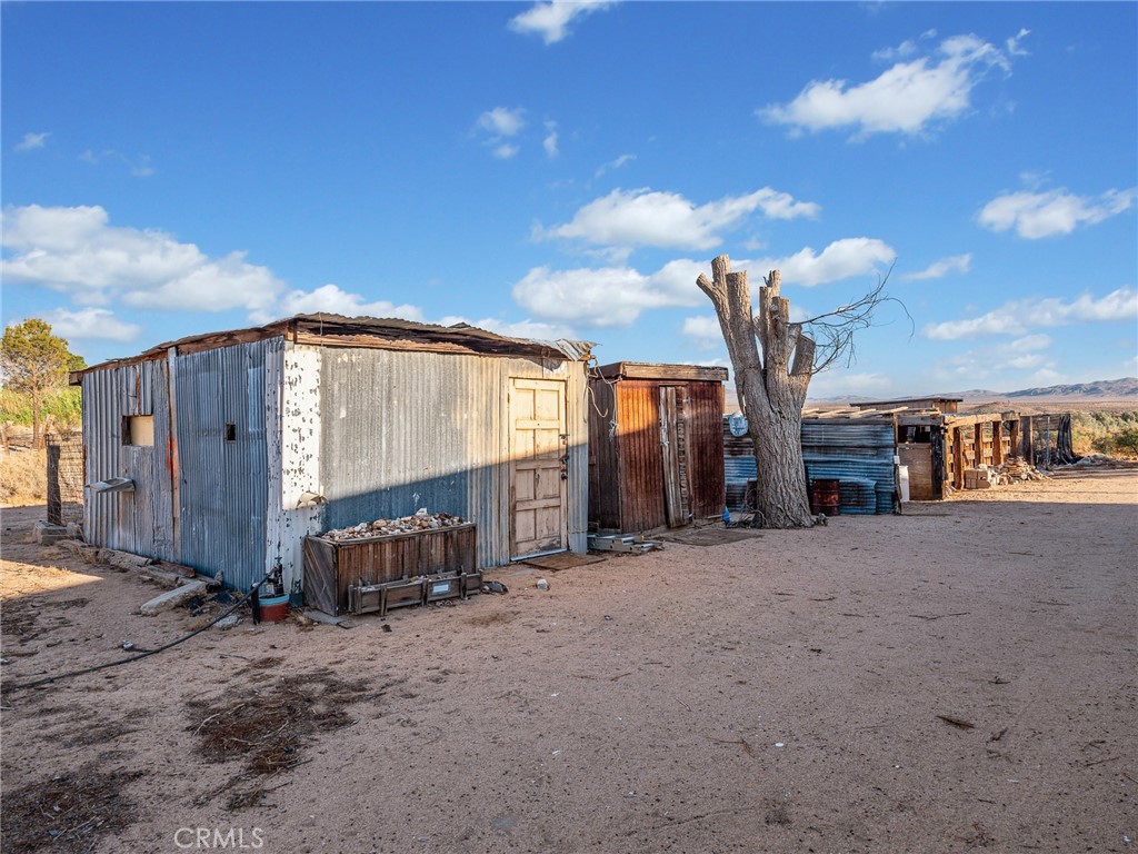 17757 Wheeler Road Helendale, CA 92342 - Photo 25 of 29 a view of a house with roof and sitting area