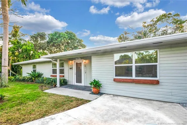 $695,000 | 221 Southeast Tressler Drive, Stuart, FL 34994