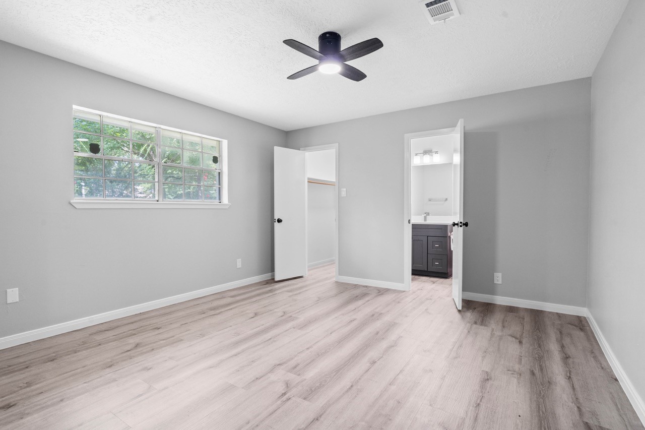 13400 Nicholson Road Conroe, TX 77303 - Photo 19 of 36 Nicely sized primary bedroom.