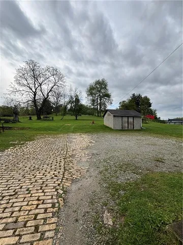 a view of a backyard