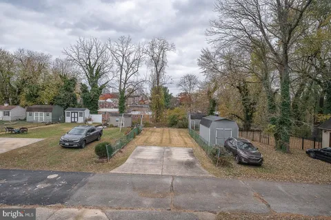 a view of a yard with cars