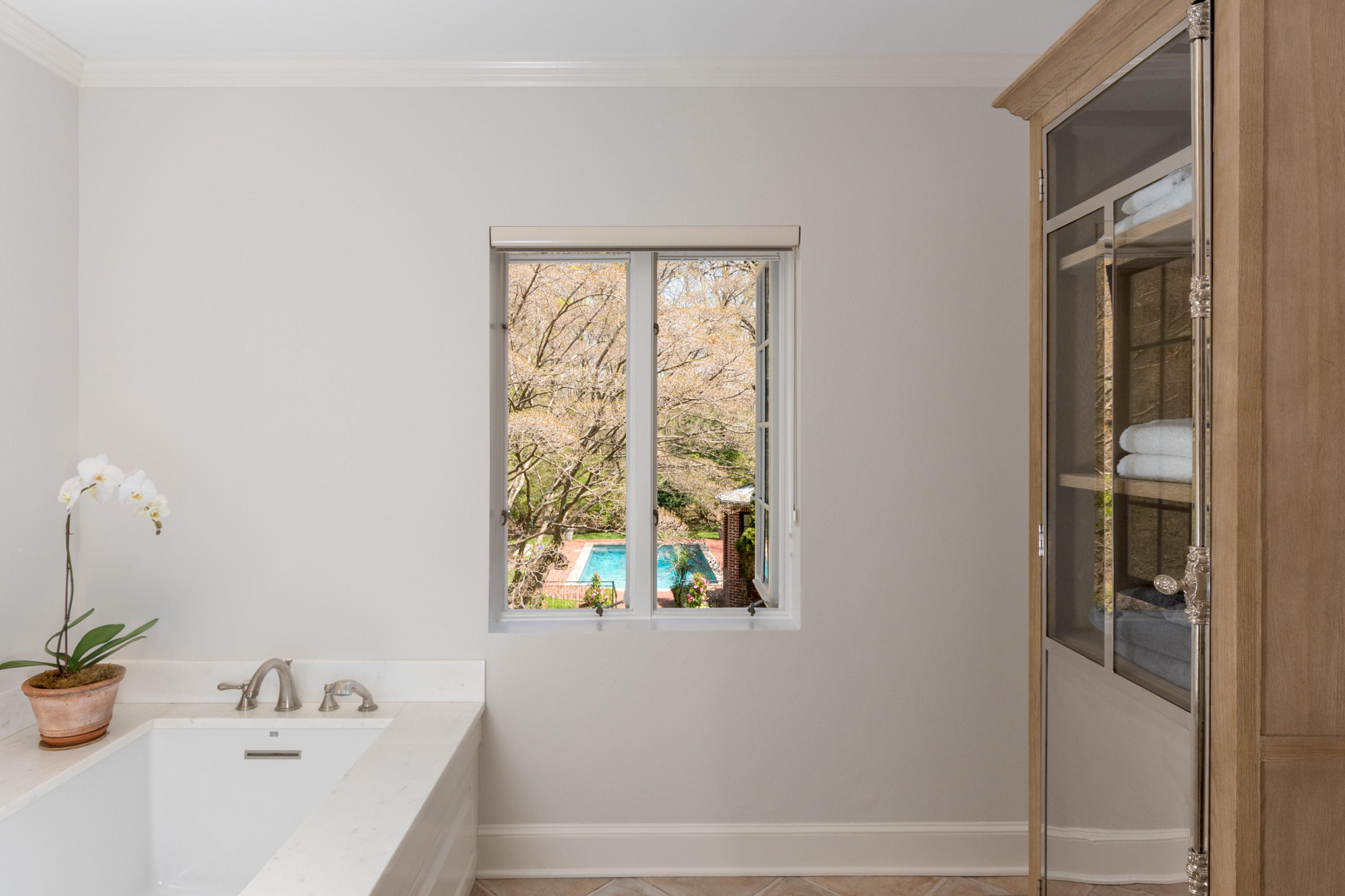 170 Ridge Acres Road Darien, CT 06820 - Photo 20 of 50 a bathroom with a bathtub and a sink