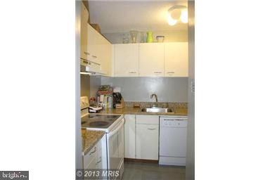 1800 R Street Northwest, Unit 604 Washington, DC 20009 - Photo 7 of 17 Cozy kitchen with modern finishes.