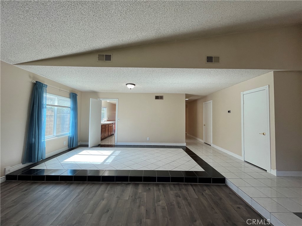 2534 Roxy Street Simi Valley, CA 93065 - Photo 4 of 19