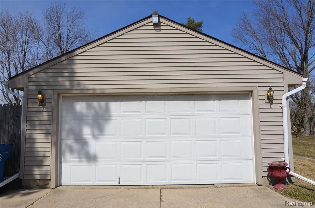 11184 Linden Road Linden, MI 48451 - Photo 3 of 30 GENEROUS ATTACHED GARAGE/PRIVATE SIDE SIDE ENTRY