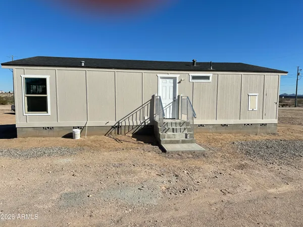 a view of a dry yard