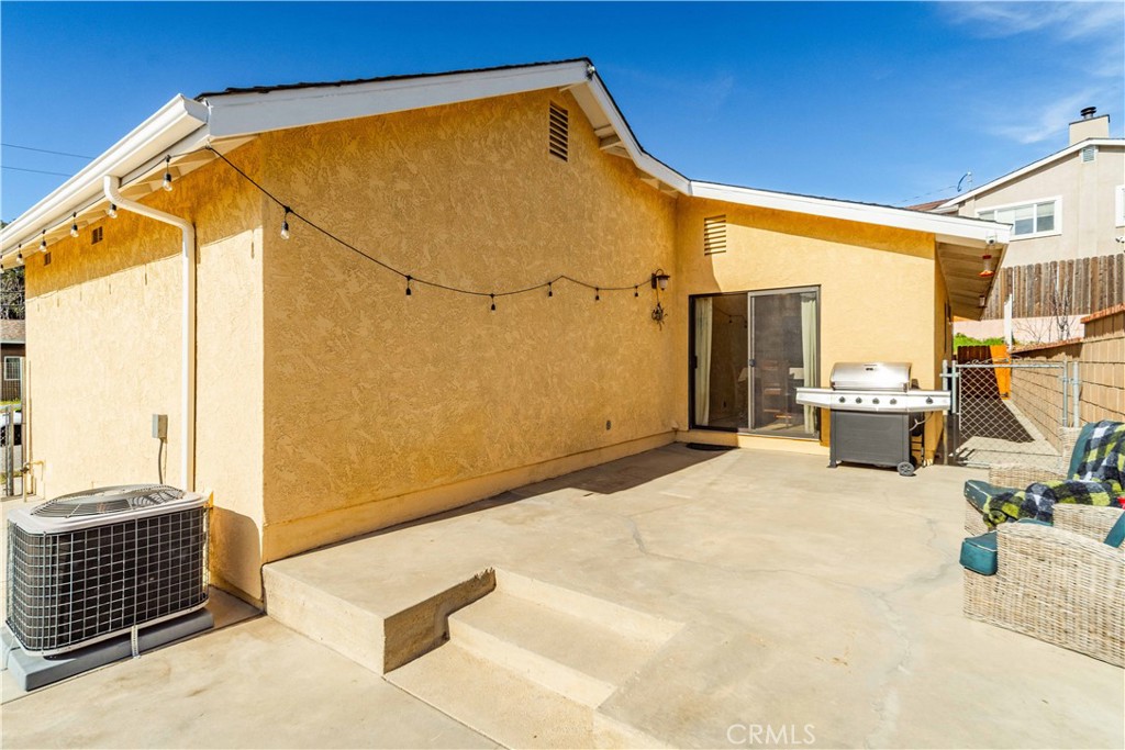 43230 Lookabout Road Lake Hughes, CA 93532 - Photo 25 of 40 a backyard of a house
