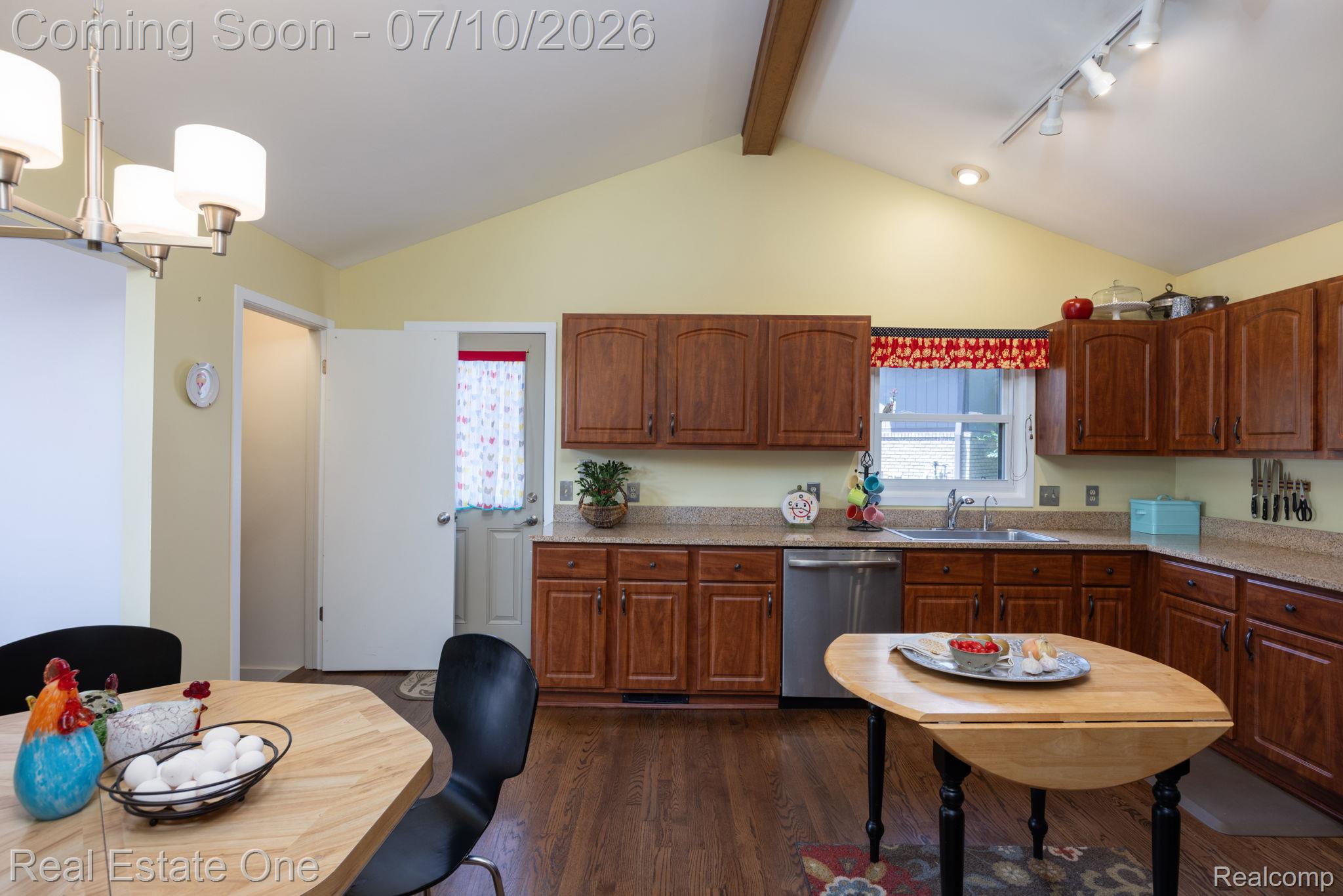 986 River Bend Drive Rochester, MI 48307 - Photo 4 of 28 26-web-or-mls-986 River Bed Dr 26.jpg