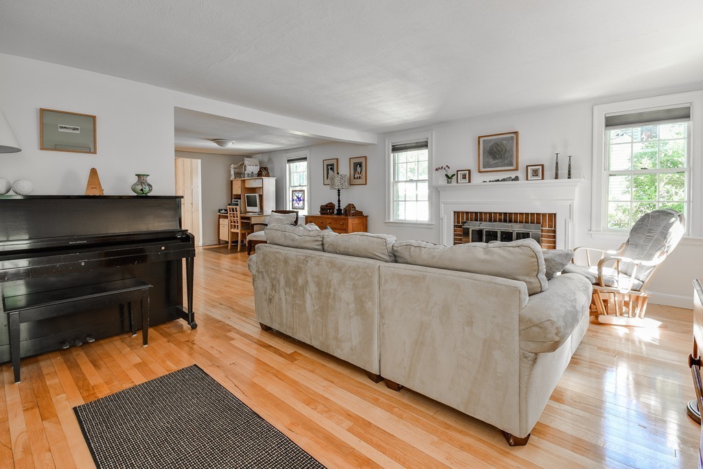 71 Higgins Road Framingham, MA 01701 - Photo 4 of 29 Gallery Image 4