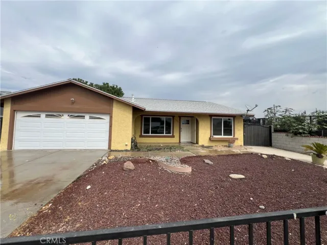 a view of a house with a yard and garage