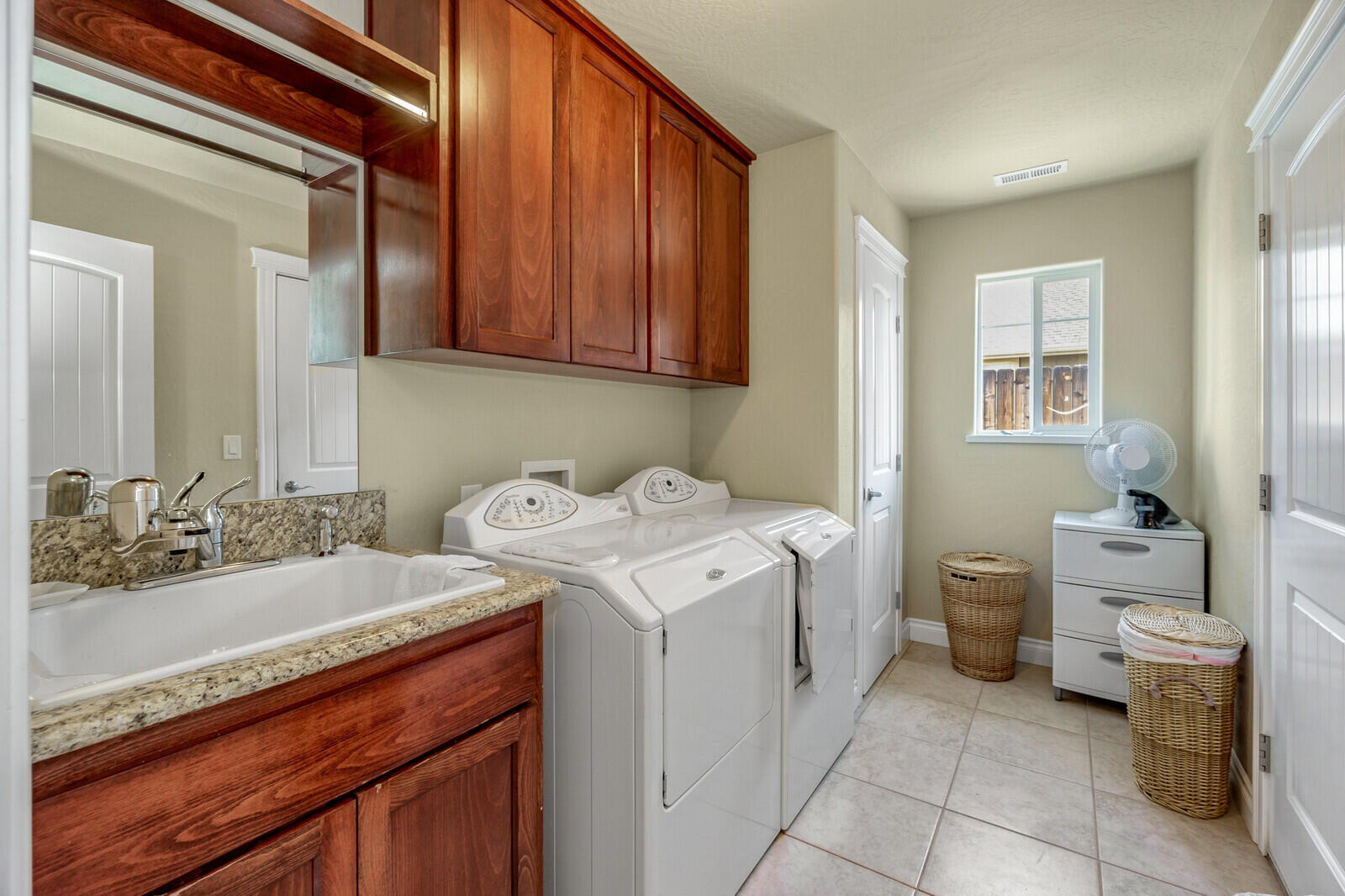 3483 Delta Waters Road Medford, OR 97504 - Photo 14 of 30 14_dw_14_mls