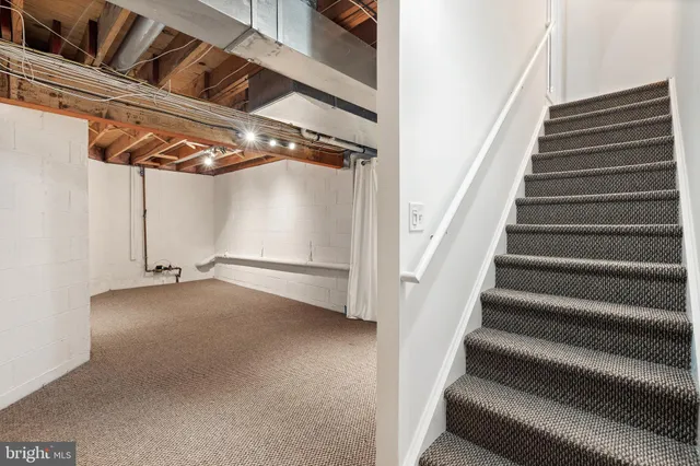 a view of livingroom with furniture
