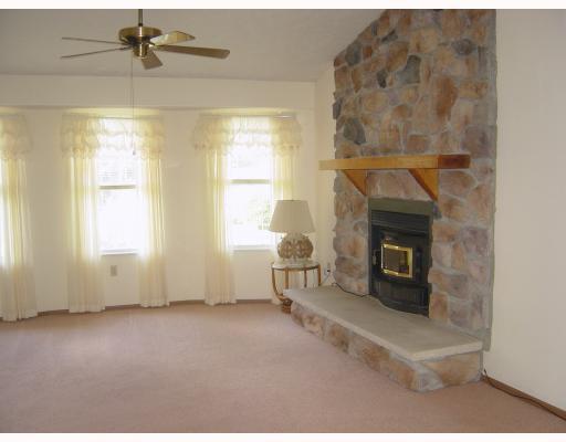 253 Adams Court Apollo, PA 15613 - Photo 5 of 15 Living Room.