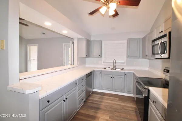 $1,975 | 144 Raintree Circle, Jacksonville, NC 28540