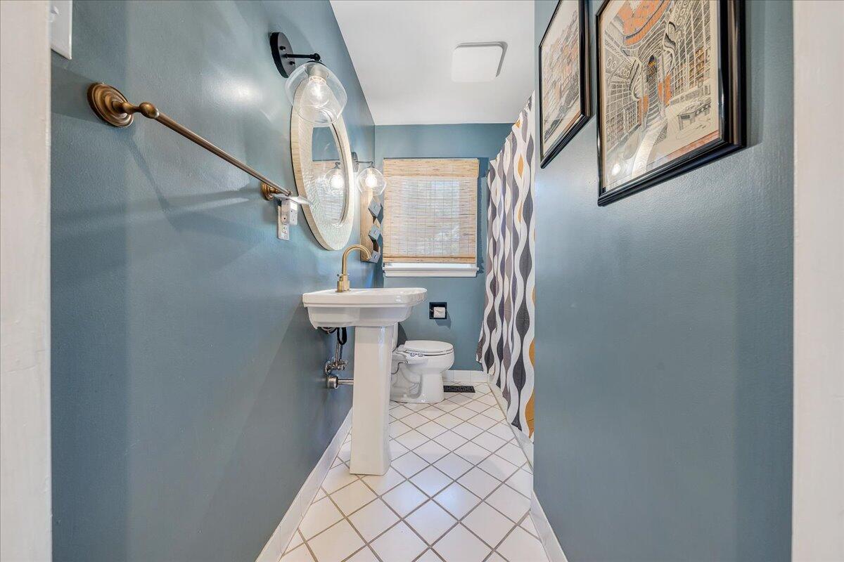 3277 White Oak Road Southwest Roanoke, VA 24014 - Photo 28 of 50 Hall Bath
