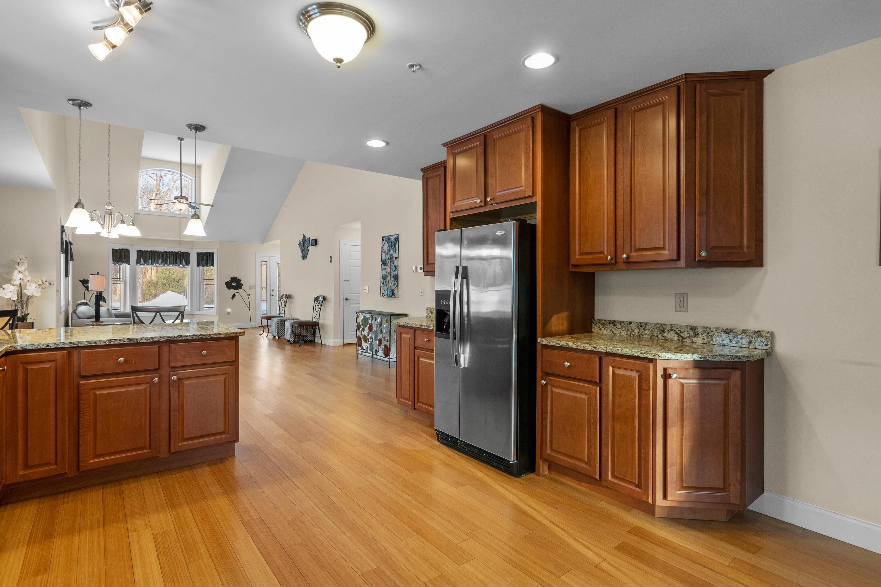 8 R Indian Hill Road Derry, NH 03038 - Photo 4 of 40
