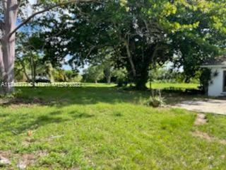 17200 Southwest 208th Street Miami, FL 33187 - Photo 14 of 16 backyard